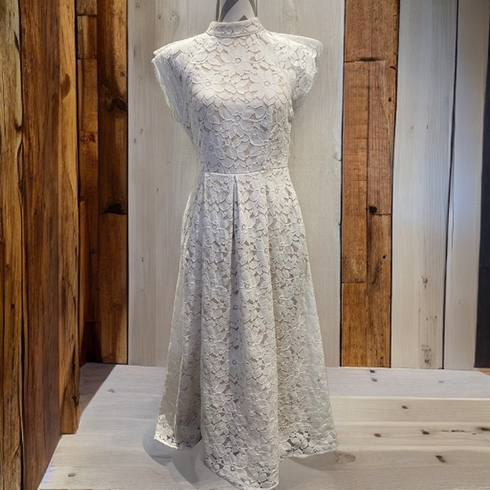 Gorgeous Lulus White Floral Lace Lined Maxi Dress size Medium